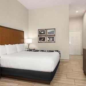King Room Bath Tub Mobility Accessible or Non-Smoking